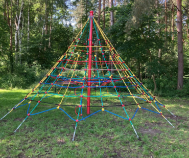 Lanová pyramida u kiosku