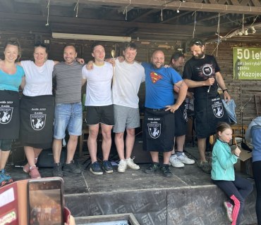 <p>Všichni výherci, kteří dostali originílní zástěru a vařečku</p>