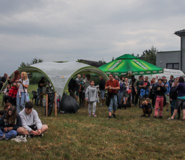 <p>Lidé posedávali, postávali a užívali si atmosféry</p>