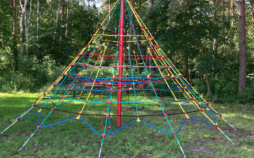 Lanová pyramida u kiosku