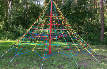 Lanová pyramida u kiosku